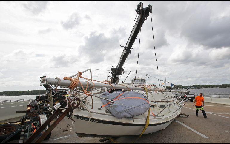 Un bote es remolcado previo a la llegada del huracán “Michael”, en Florida. EFE/D. Anderson