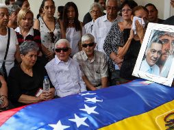 Familiares se despiden de Fernando Albán, acusado por el Gobierno venezolano de participar en ataques contra Nicolás Maduro. EFE/C. Hernández