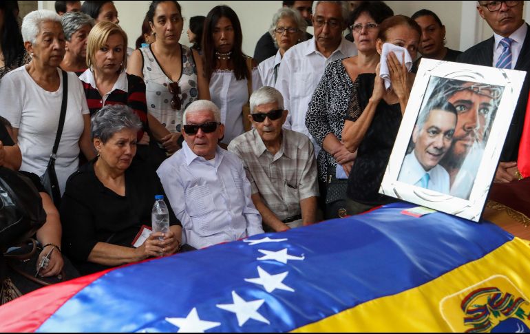 Familiares se despiden de Fernando Albán, acusado por el Gobierno venezolano de participar en ataques contra Nicolás Maduro. EFE/C. Hernández