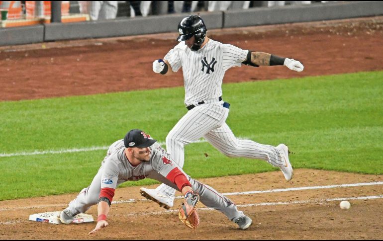 En una apretada acción, cae el último out del encuentro cuando los Yankees estaban con la casa llena y a una carrera de igualar la pizarra. AP