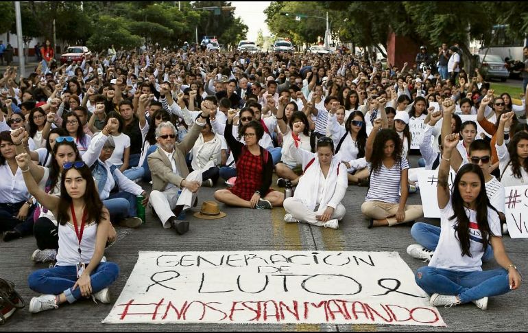 Alumnos, maestros y personal del CUCSH realizaron ayer una protesta frente a las instalaciones de Movilidad. Reclamaron por haber relajado las revisiones y los operativos al transporte público. EL INFORMADOR/A. Camacho