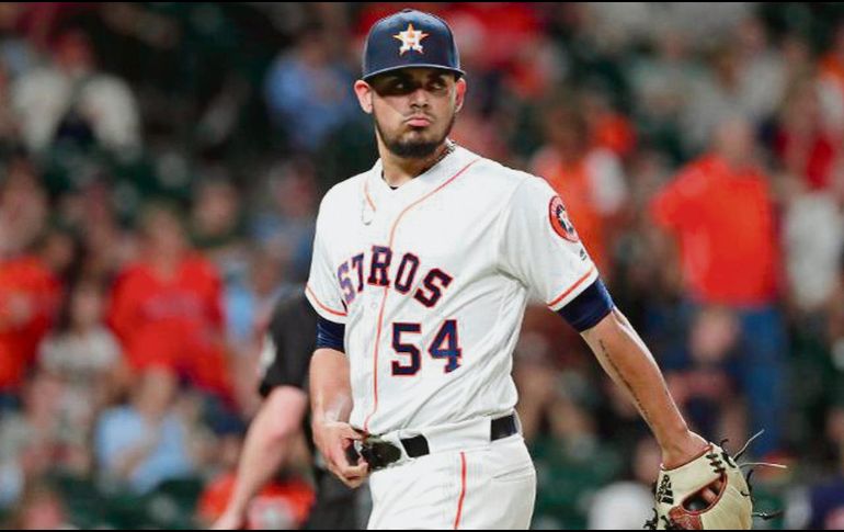 Roberto Osuna, que fue suspendido 75 juegos y está un año en libertad condicional, no respondió al ataque de un fanático. ESPECIAL /