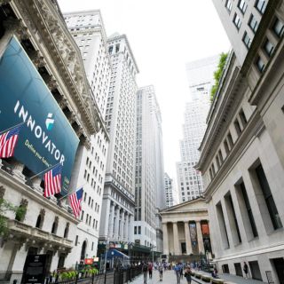 Wall Street inicia en números rojos ante conflico EU-China