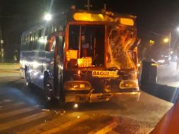 Localizaron uno de los camiones tendido sobre la cinta asfáltica y otro más sobre sus cuatro ruedas pero con afectaciones en la parte frontal.