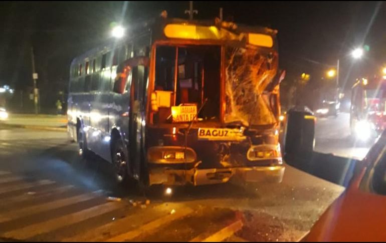 Localizaron uno de los camiones tendido sobre la cinta asfáltica y otro más sobre sus cuatro ruedas pero con afectaciones en la parte frontal.