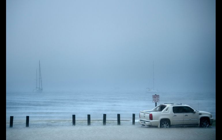 Un estacionamiento comienza a inundarse en Panama City, en el estado de Florida, por los efectos del huracán 
