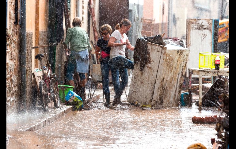 Habitantes colocan sus pertenencias en la calle, luego de inundaciones por lluvias torrenciales en Palma, en la isla española de Mallorca. AP/F. Ubilla