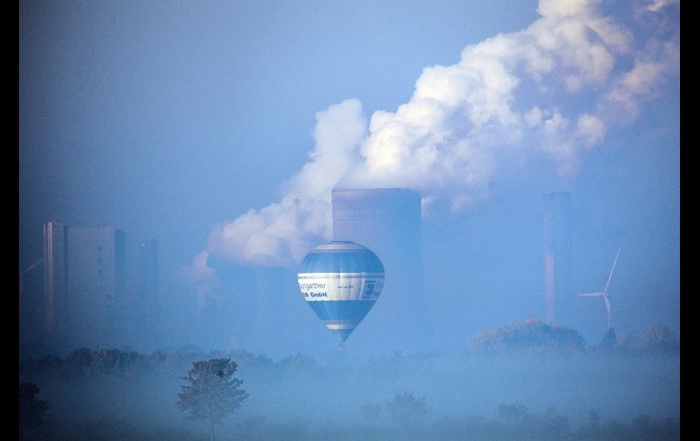 Un globo aerostático pasa por una planta de carbón en la ciudad alemana de Roggendorf. AP/DPA/F. Gambarini