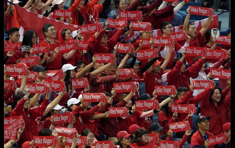 Seguidores del tenista suizo Roger Federer lo animan en el juego de la segunda ronda en el Masters disputado en Shanghái, China. AFP/J. Eisele
