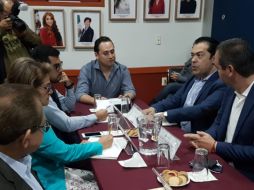 El presidente del Comité, Jorge Alatorre Flores, entrega los resultados de las evaluaciones a los diputados integrantes de la comisión especial que da seguimiento al proceso. ESPECIAL