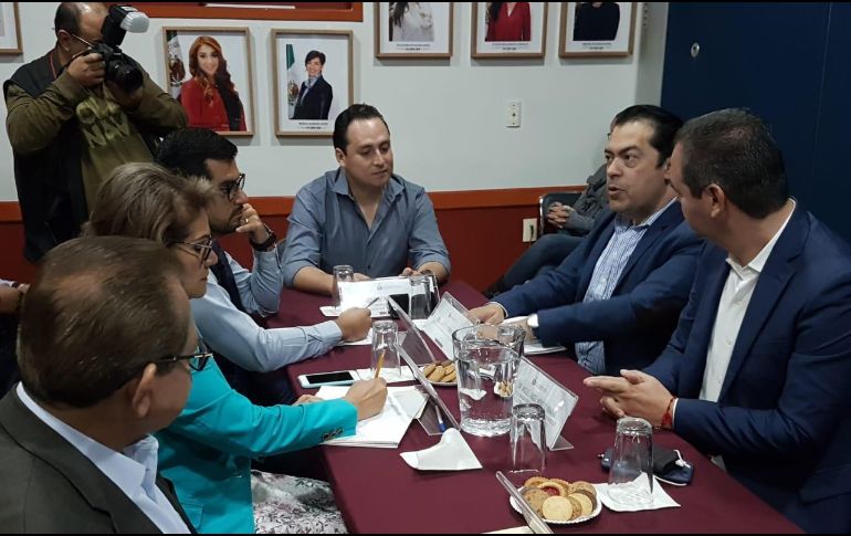 El presidente del Comité, Jorge Alatorre Flores, entrega los resultados de las evaluaciones a los diputados integrantes de la comisión especial que da seguimiento al proceso. ESPECIAL