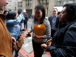 Fotografía cedida por el diario Perú.21, de la líder opositora Keiko Fujimori (c) a su llegada a la Fiscalía para ser interrogada. EFE/PERÚ.21