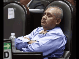 Durante la sesión de este martes, el legislador fue captado por segunda ocasión dormido en su curul y exhibido en redes sociales. TWITTER / @jrisco