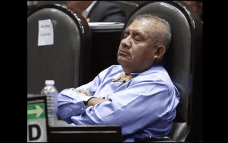 Durante la sesión de este martes, el legislador fue captado por segunda ocasión dormido en su curul y exhibido en redes sociales. TWITTER / @jrisco