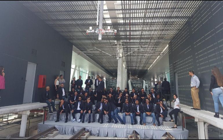 Todos los miembros del roster, dirigentes y autoridades estatales posaron para la foto frente a los nuevos trenes eléctricos. EL INFORMADOR/F. Romero