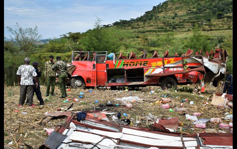 Los restos de un autobús que se estrelló en Kericho, Kenia. Al menos 51 personas murieron hoy luego de que el camión salió de la carretera y rodó por una pendiente. AP/W. Sigu