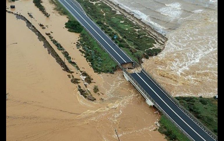 Un puente carretero colapsó en Capoterra, Italia, luego de lluvias torrenciales que provocaron el desbordamiento de un río. AFP/GUARDIA DI FINANZA