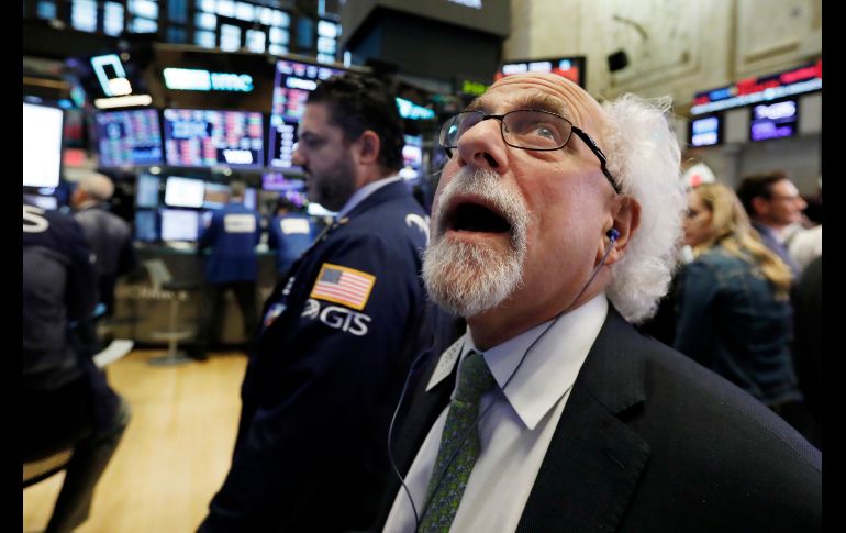 El corredor Peter Tuchman trabaja en el piso de la Bolsa de Valores de Nueva York, en Estados Unidos. El índice Dow Jones registró este miércoles una caída de 831.83 unidades (3.15%), su mayor retroceso desde febrero pasado. AP/R. Drew