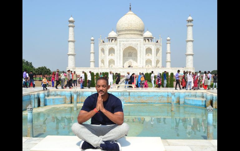 La estrella de Hollywood Will Smith se ve durante su visita al Taj Mahal en Agra, India. AFP/P. Sharma