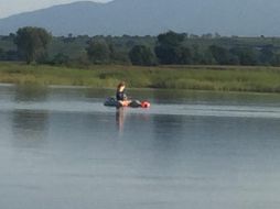 Durante varias horas los elementos realizaron trabajos de buceo para dar con los cuerpos del joven de 21 años y del menor de 16. ESPECIAL / Policía de Tlajomulco