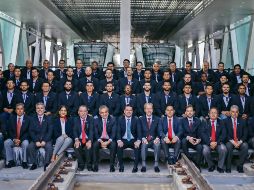 Jugadores y directiva de Charros de Jalisco, acompañados del gobernador del Estado, se tomaron la foto oficial en la estación de la Línea 3 del Tren Ligero que llevará su nombre. EL INFORMADOR / F. Atilano