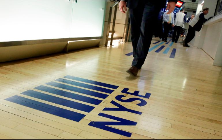 El NYSE Composite retroce 50.00 puntos (-0.40 por ciento) al colocarse en 12 mil 572.13 unidades. AP / ARCHIVO