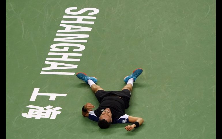 El tenista Roberto Bautista Agut yace en la cancha tras fallar en un punto en partido de la tercera ronda del Masters disputado en Shanghái, China. AFP/J. Eisele