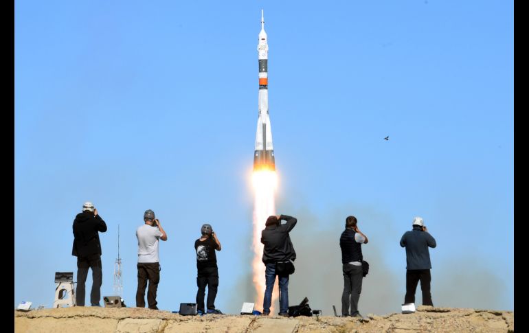 Fotógrafos captan el lanzamiento de la nave espacial rusa Soyuz MS-10 rumbo a la Estación Espacial Internacional, desde Baikonur en Kazajistán. Dos minutos después del despegue, uno de los motores del Soyuz falló y obligó a sus dos tripulantes a regresar a la Tierra. AFP/K. Kudryavtsev