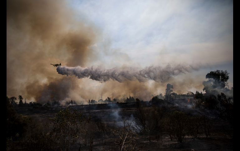 Un avión combate un incendio en la reserva natural de Karmia, en la frontera entre Gaza e Israel. El fuego se desató cuando manifestantes palestinos lanzaron un globo con una tela en llamas. AP/T. Abayov