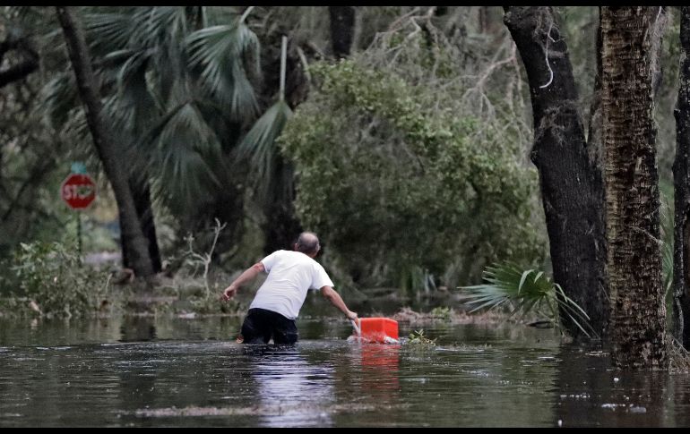 Hasta ahora se han confirmado dos muertes, una en Florida y otra en el vecino estado de Georgia. Una zona inundada en St. Marks el miércoles.