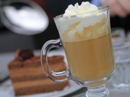 El estudio realizado por la firma revela que 50% de las ocasiones que se ingieren es en compañía de alguien y los días más relevantes para degustarlos son sábados y domingos. AFP / ARCHIVO