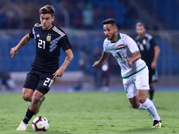 El jugador argentino de la Juventus Paulo Dybala (I) intenta evadir la marca de Osamah Shafeeq (D) AP