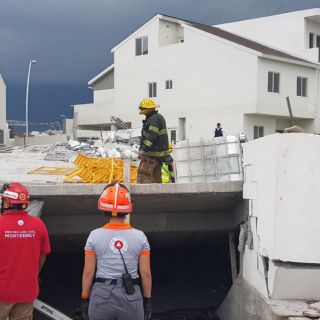 Protección Civil busca a trabajadores atrapados tras derrumbe en NL
