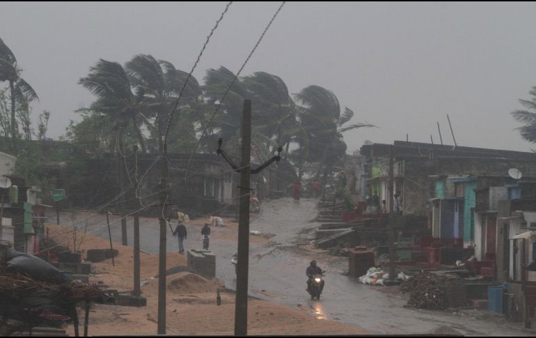 Vientos huracanados azotan la ciudad de Goalpur, en el estado de Odisha, India. EFE/STR