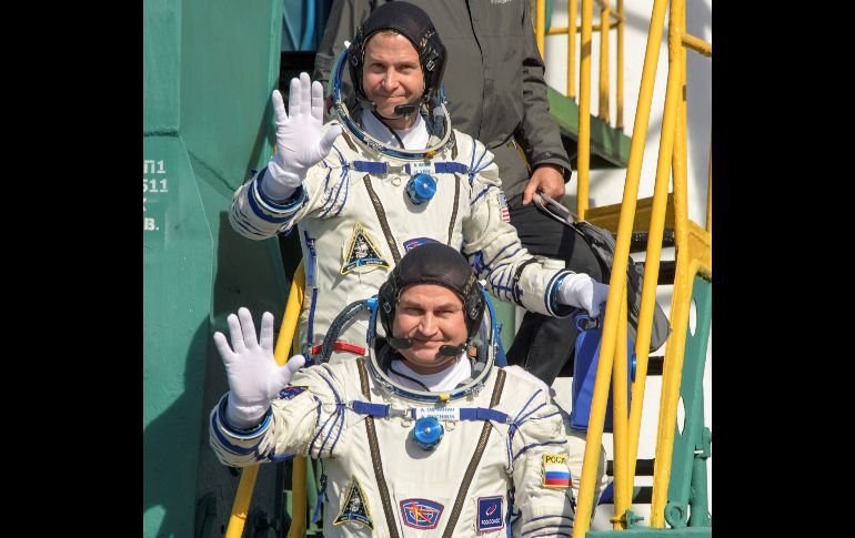 El cosmonauta Alexey Ovchinin (abajo) y el astronauta Nick Hague (arriba) al momento de subir a la Soyuz MS-10.