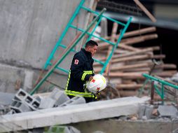 Elementos de Protección Civil siguen con las labores de rescate en la zona, en conjunto con binomios caninos y personal especializado. AFP