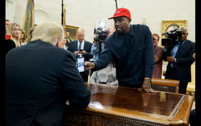 El rapero Kanye West le muestra al presidente Donald Trump una fotografía de un avión de hidrógeno, durante una reunión en la Oficina Oval de la Casa Blanca en Washington, DC. AP/E. Vucci