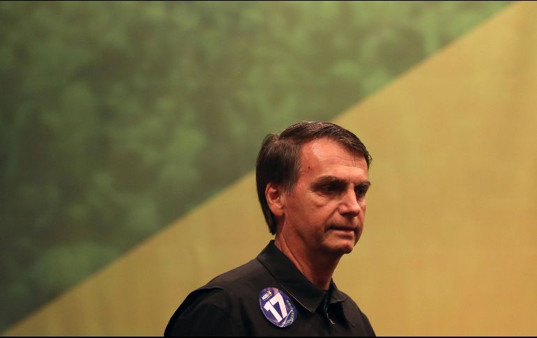 El candidato ultraderechista del partido PSL a la presidencia de Brasil, Jair Bolsonaro, participa en un acto de partido. EFE/M. Sayao