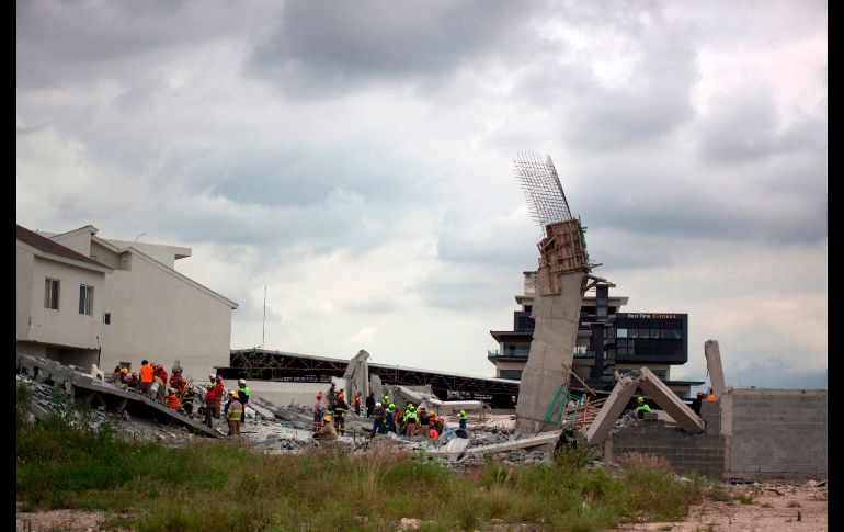 Colapsaron tres pisos y el sótano del centro comercial en construcción. AFP/J. Aguilar