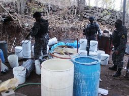 Autoridades localizaron aproximadamente mil 400 litros de substancias químicas con características del 