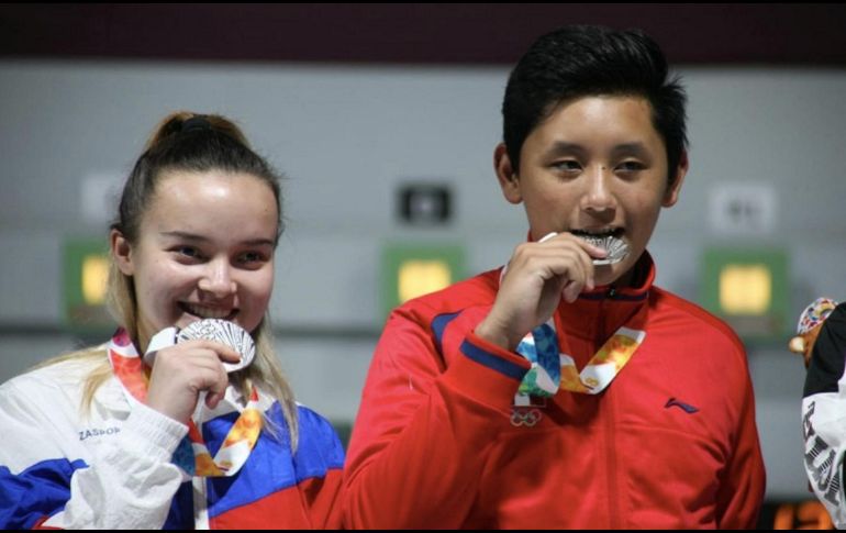 Anastasiia Dereviagina y Edson Ramírez muerden la medalla conseguida. El oro fue para Enkhmaa Erdenechuluun y Zalan Pekler. NTX /
