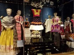La muestra etá integrada por los vestidos y objetos personales de Frida Kahlo. SUN