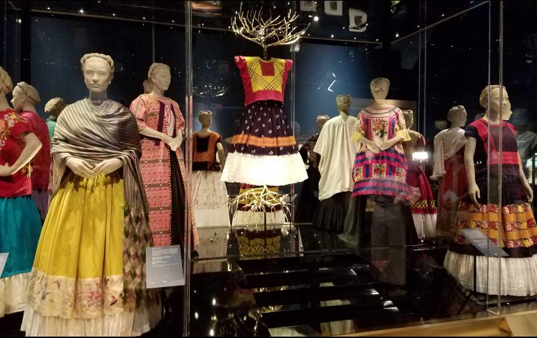 La muestra etá integrada por los vestidos y objetos personales de Frida Kahlo. SUN