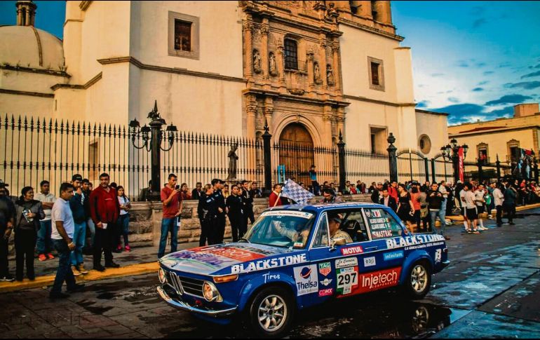 A partir de hoy, los autos clásicos se apoderan de las principales carreteras del país en una edición más de la Carrera Panamericana. ESPECIAL /