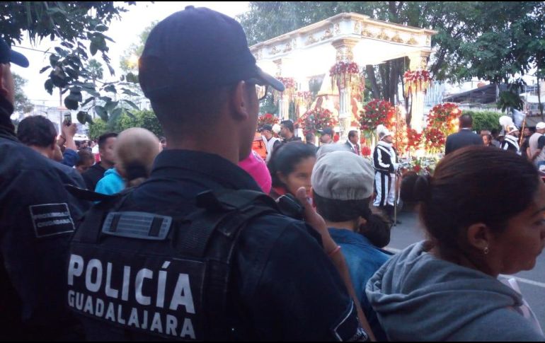 La Virgen de Zapopan inició su camino alrededor de las 06:00 horas bajo un cielo nocturno, acompañada de creyentes que la escoltan por las calles entre alabanzas, rezos y bailes. ESPECIAL / Policía de Guadalajara