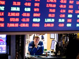 El mercado bursátil nacional cerró con índices contrarios a los de Estados Unidos, que registraron ganancias. EFE/J. Lane