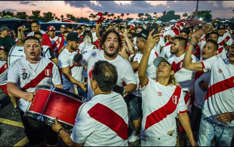 Fanáticos de la selección peruana de futbol celebran en los exteriores del estadio Hard Rock de la ciudad de Miami. EFE/G. Viera