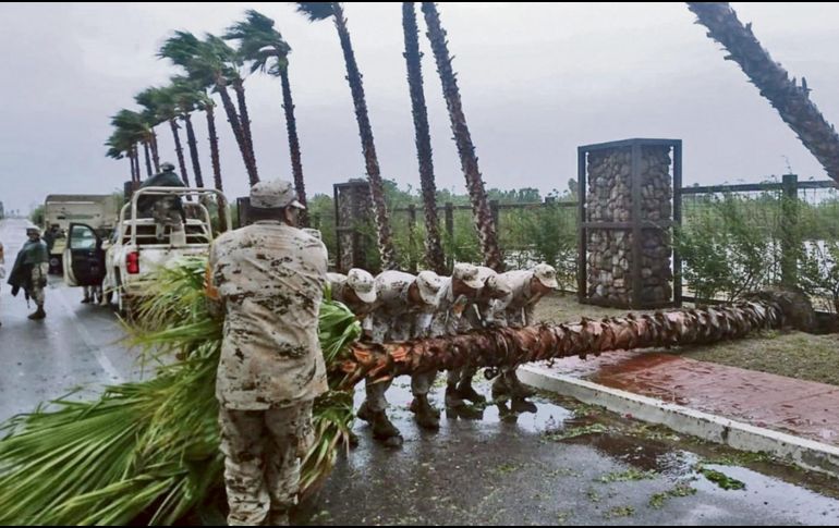 Soldados de IV Zona Militar (Hermosillo) aplica el Plan DN-IIIE en su “Fase de Auxilio” en Guaymas y Empalme. ESPECIAL