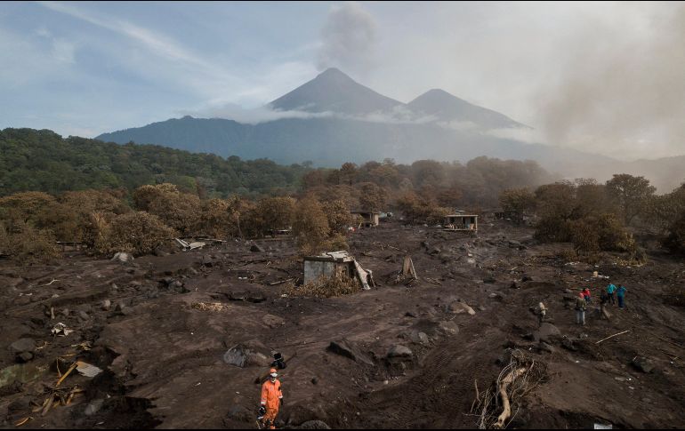 El 3 de junio una erupción del volcán dejó ruinas varias poblaciones  y mató a decenas de personas. ARCHIVO