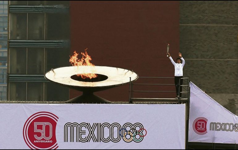 Tal y como lo hizo en 1968, ayer Enriqueta Basilio encendió el pebetero con el fuego olímpico en Ciudad Universitaria. AFP